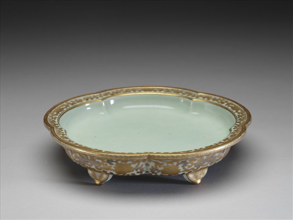 青瓷描金番蓮紋梅花式盆托