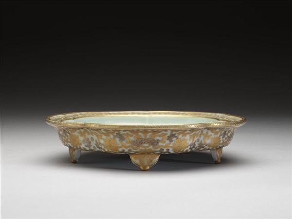 青瓷描金番蓮紋梅花式盆托