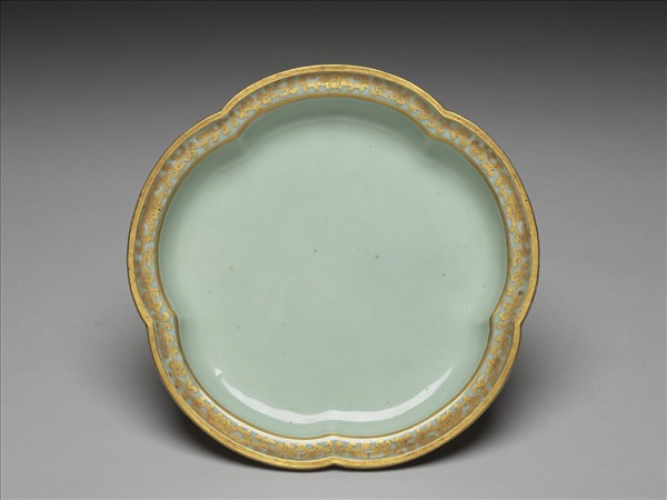 青瓷描金番蓮紋梅花式盆托