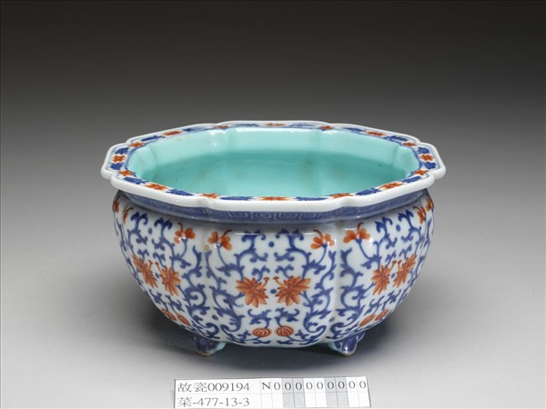 青花紅彩番蓮紋牡丹花式盆