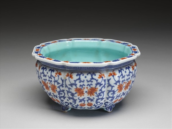 青花紅彩番蓮紋牡丹花式盆