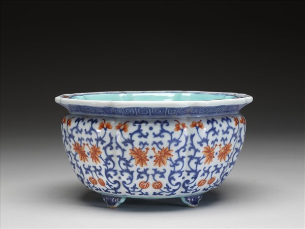 青花紅彩番蓮紋牡丹花式盆