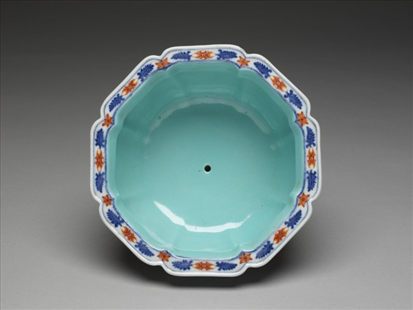 青花紅彩番蓮紋牡丹花式盆