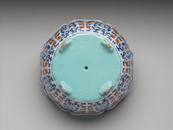 青花紅彩番蓮紋牡丹花式盆