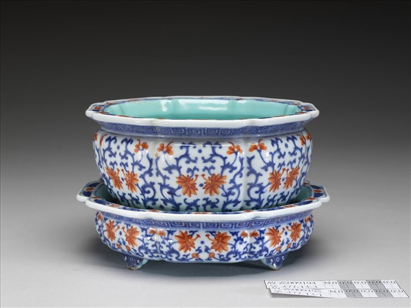 青花紅彩番蓮紋牡丹花式盆