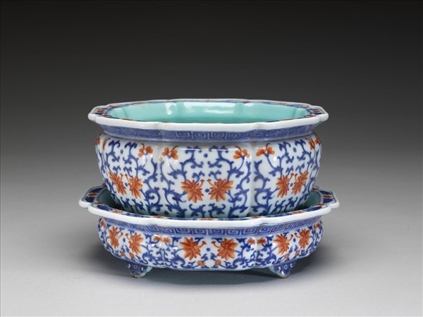 青花紅彩番蓮紋牡丹花式盆