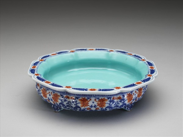 青花紅彩番蓮紋牡丹花式盆托