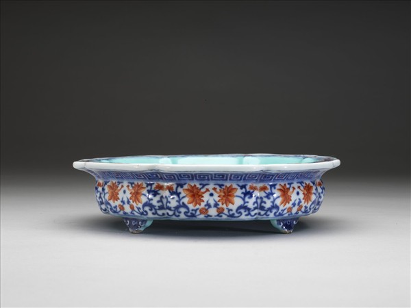 青花紅彩番蓮紋牡丹花式盆托