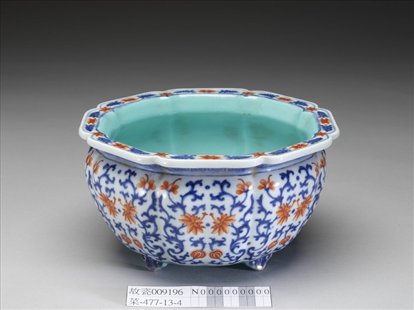 青花紅彩番蓮紋牡丹花式盆