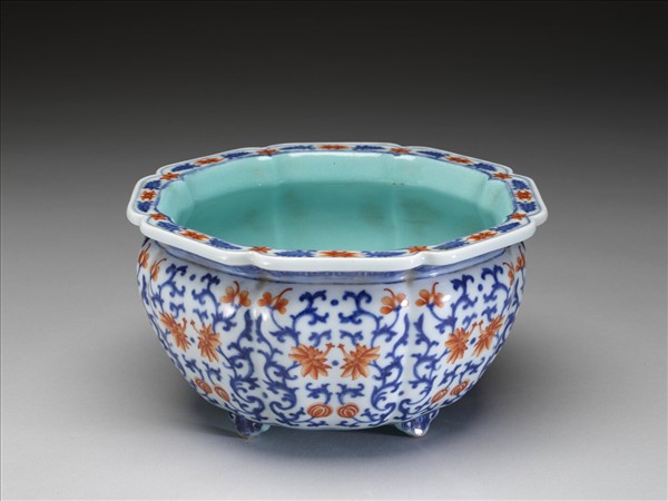 青花紅彩番蓮紋牡丹花式盆