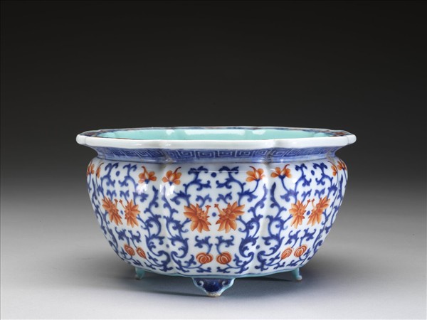 青花紅彩番蓮紋牡丹花式盆