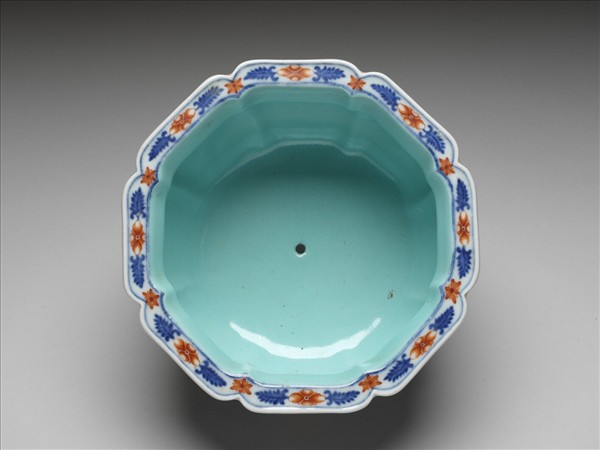 青花紅彩番蓮紋牡丹花式盆