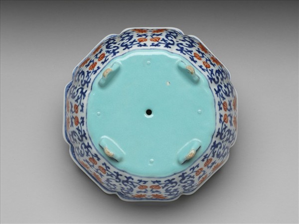 青花紅彩番蓮紋牡丹花式盆