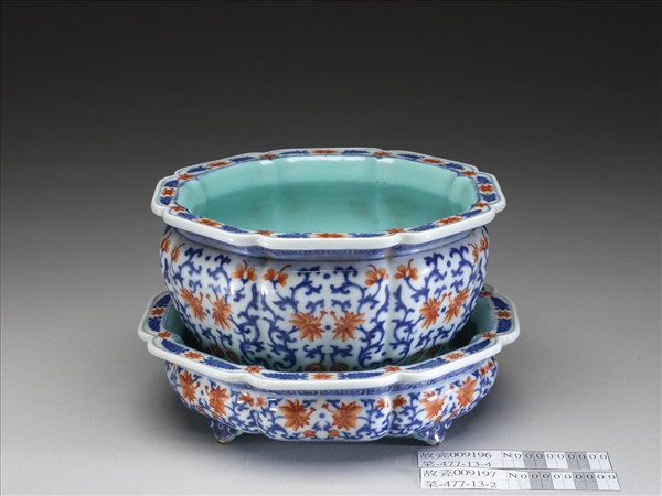 青花紅彩番蓮紋牡丹花式盆