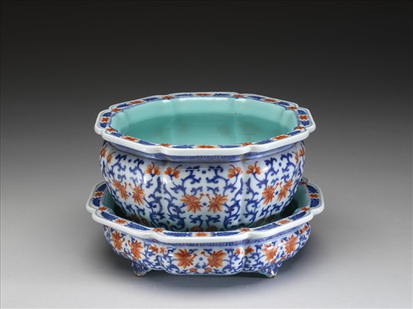 青花紅彩番蓮紋牡丹花式盆