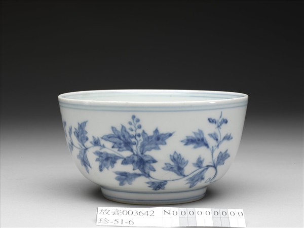 青花折枝花卉紋碗