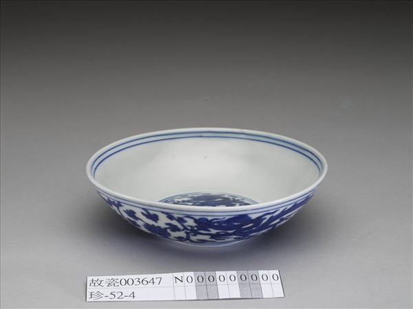 青花番蓮龍紋碗