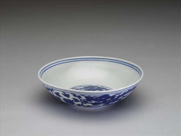 青花番蓮龍紋碗