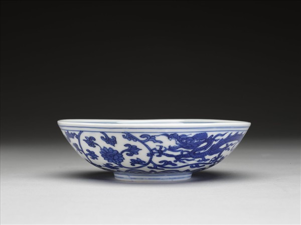 青花番蓮龍紋碗