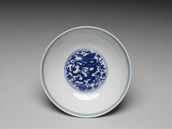 青花番蓮龍紋碗