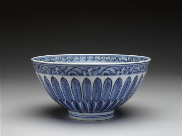 青花蓮瓣花卉紋蓮子碗