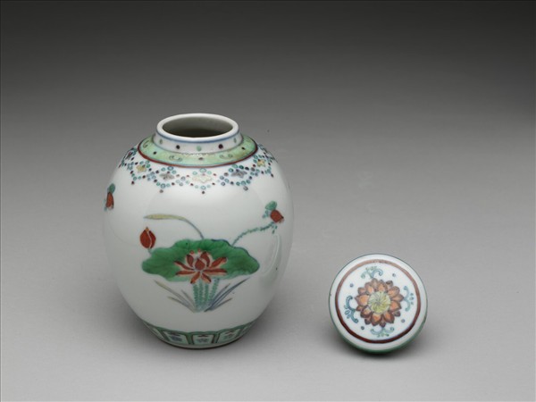 鬥彩蓮花紋蓋罐