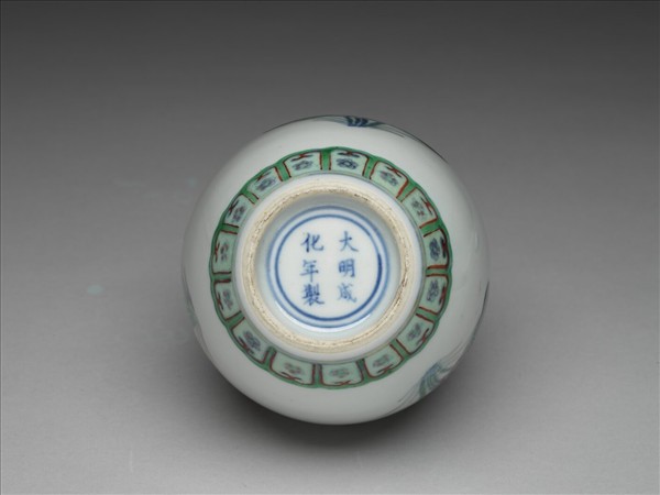 鬥彩蓮花紋蓋罐