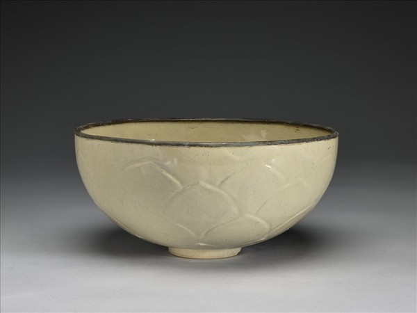 米黃釉蓮瓣紋碗