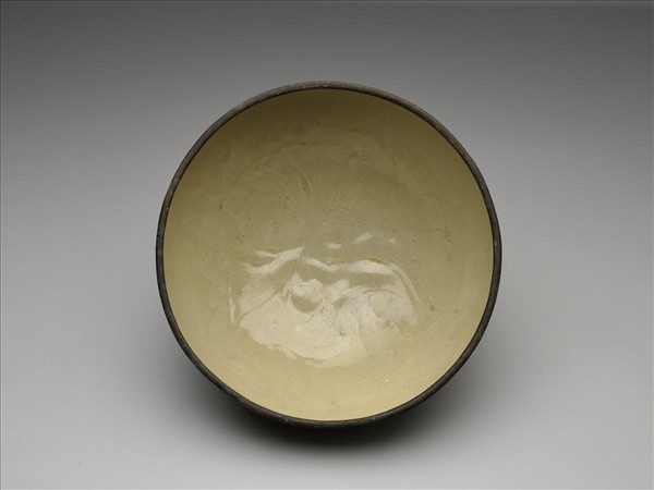 米黃釉蓮瓣紋碗