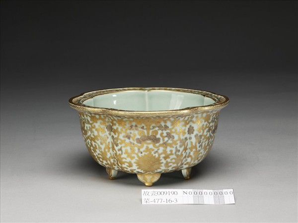 青瓷描金番蓮紋梅花式盆