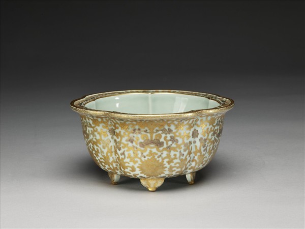 青瓷描金番蓮紋梅花式盆