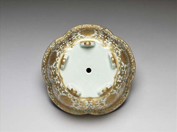 青瓷描金番蓮紋梅花式盆