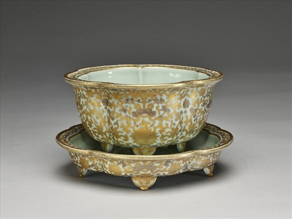 青瓷描金番蓮紋梅花式盆