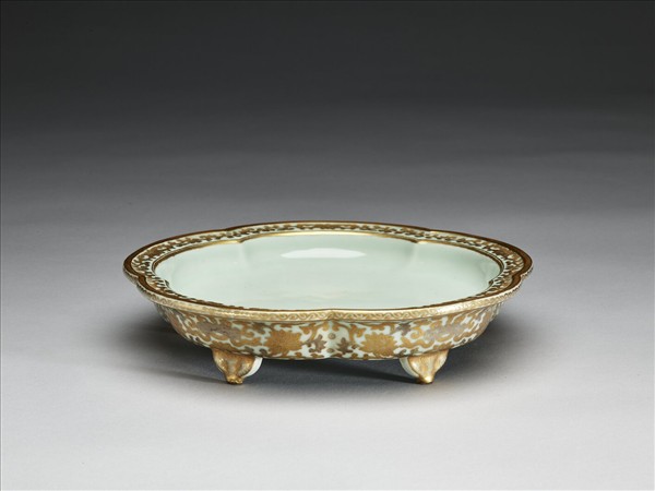 青瓷描金番蓮紋梅花式盆托