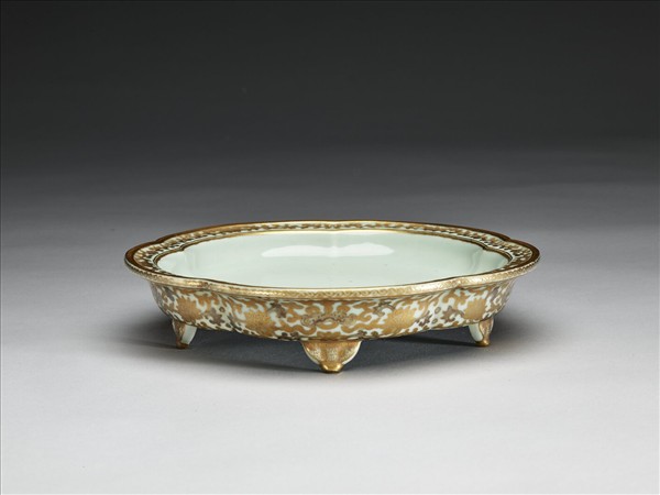 青瓷描金番蓮紋梅花式盆托