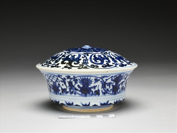 青花番蓮八寶紋蓋碗