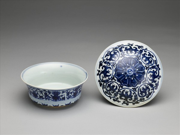 青花番蓮八寶紋蓋碗