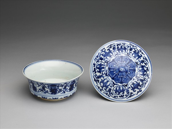 青花番蓮八寶紋蓋碗