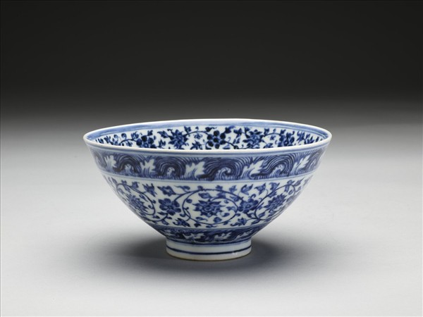 青花波濤纏枝蓮紋碗