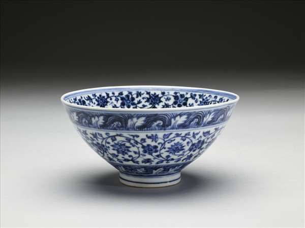 青花波濤纏枝蓮紋碗