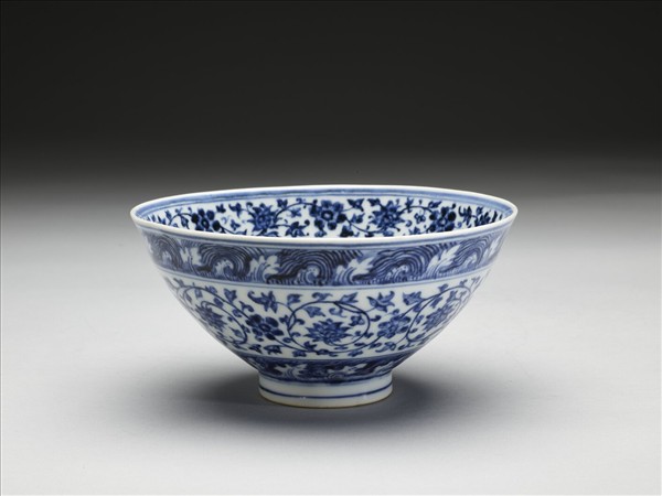 青花波濤纏枝蓮紋碗