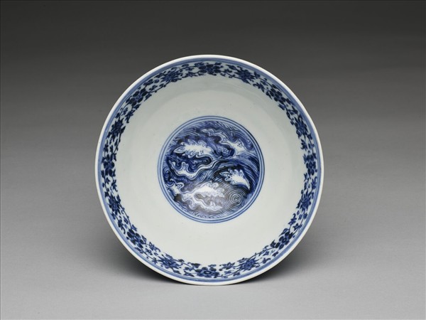 青花波濤纏枝蓮紋碗