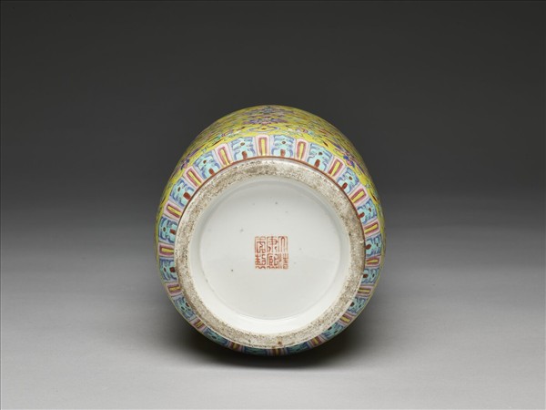 粉彩黃地福壽紋蓋罐