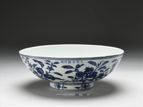 青花折枝花果紋碗
