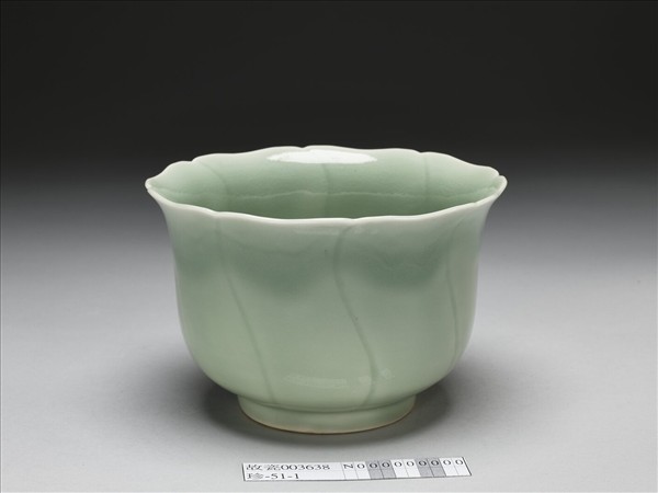 青瓷葵口仰鐘式碗