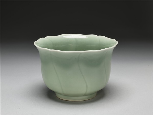 青瓷葵口仰鐘式碗