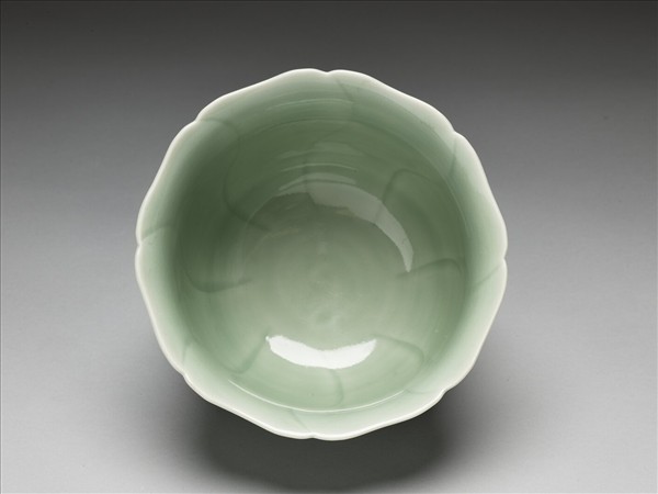 青瓷葵口仰鐘式碗