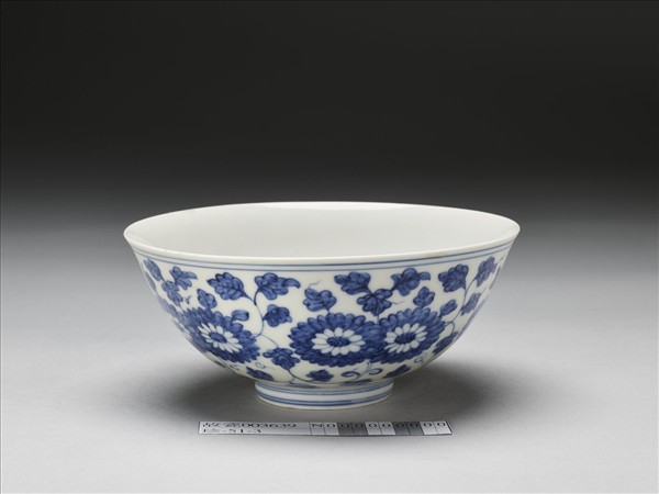 青花菊花紋碗