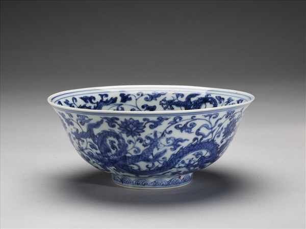 青花番蓮龍紋碗