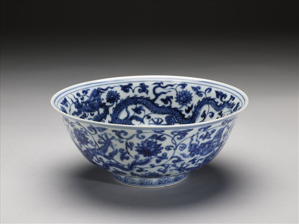 青花番蓮龍紋碗